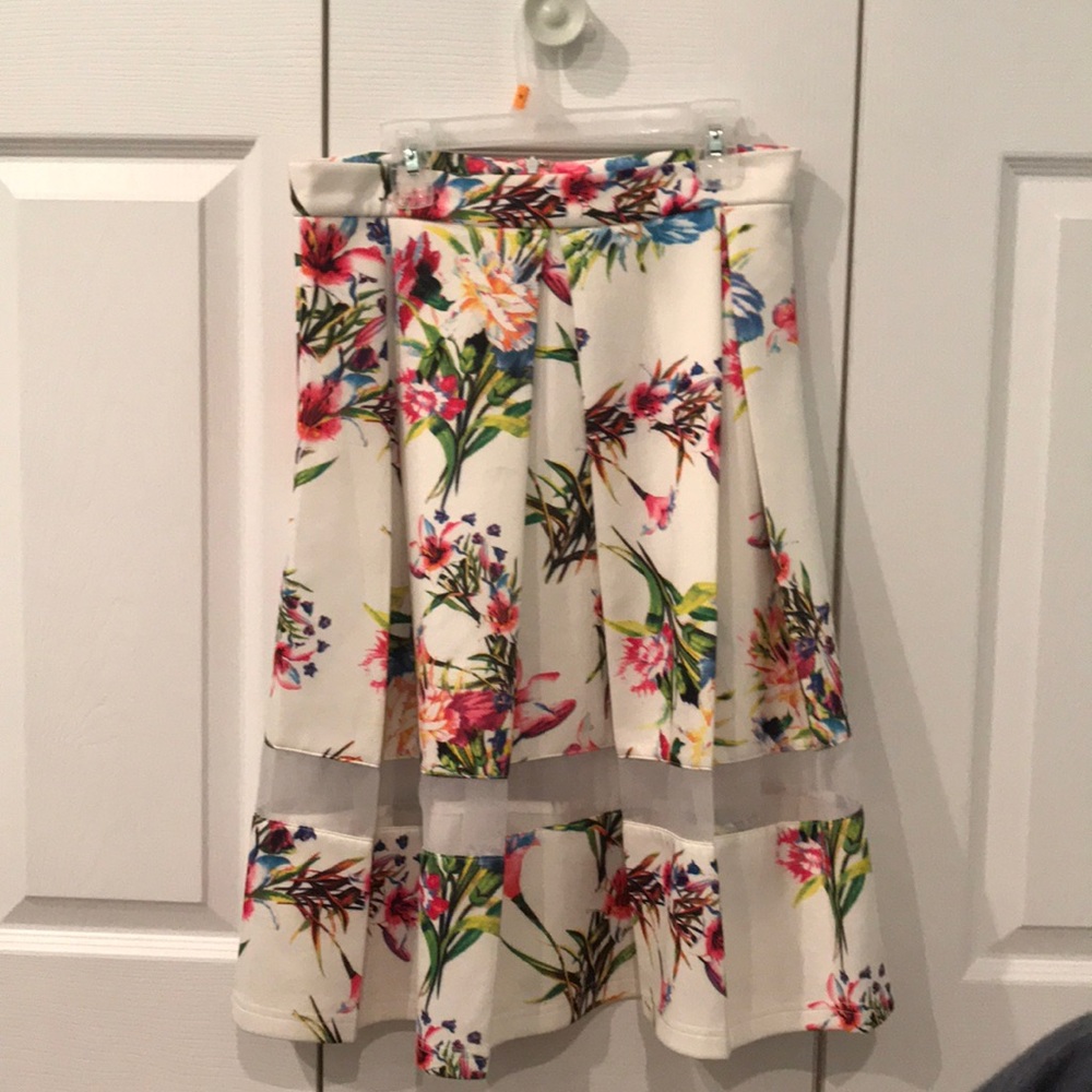 super cute Windsor flower patterned skirt 😍